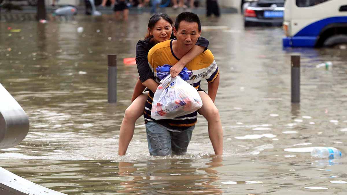 चीन में भारी बारिश और बाढ़ से  मचा हाहाकार, हजारों लोगों को आश्रय स्थलों में ले जाया गया है