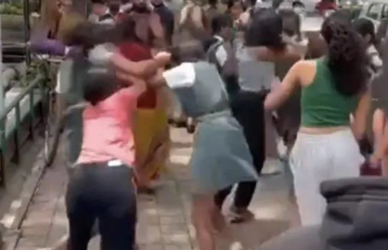 बीच सड़क पर स्कूल लड़कियों के बीच चले लात-घूंसे और डंडे, वीडियो हुआ वायरल