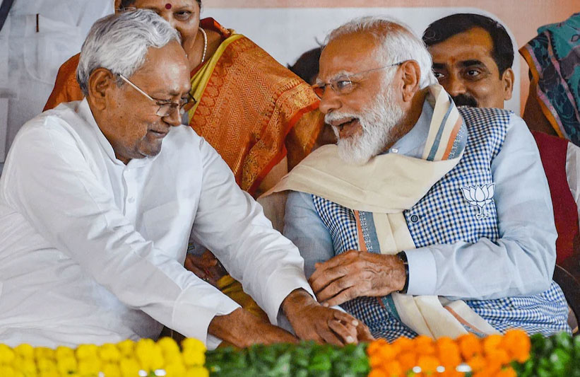 नीतीश कुमार ने मुस्कुराते हुए छूए PM मोदी के पैर, तेजस्वी ने जताई आपत्ति 