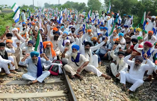 किसान आंदोलन  का तीसरा दिन, 138 ट्रेनें रद्द, 170 का रूट डायवर्जन, जम्मू-कश्मीर की यात्रा के लिए हो रही मुश्किल 