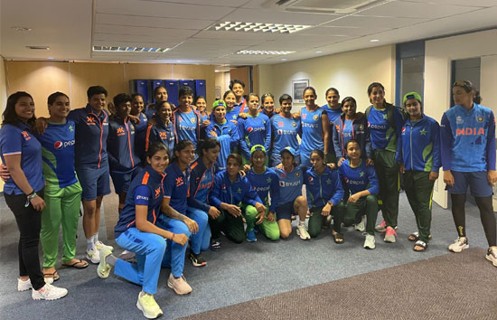 महिला टी20 विश्व कप : हार के बाद भारत से खुलकर मिले पाकिस्तान के खिलाड़ी 