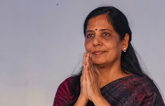 सुनीता केजरीवाल होंगी दिल्ली की नई मुख्यमंत्री? आवास पर मिलने पहुंच रहे मंत्री 