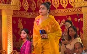 पंडाल पहुंच मां दुर्गा का लिया आशीर्वाद साड़ी में खूबसूरत लगीं  ये एक्ट्रेस