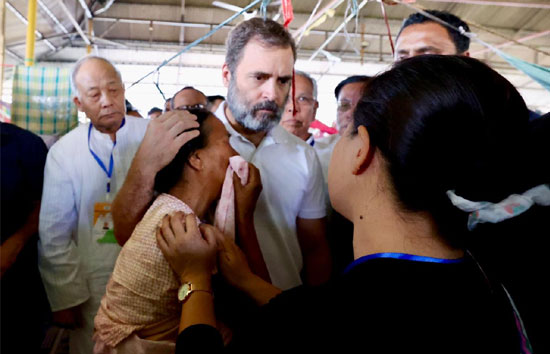 मणिपुर : राहुल गांधी ने मोइरांग विस्थापित किये राहत शिविरों का दौरा कर लोगों का जाना हाल 