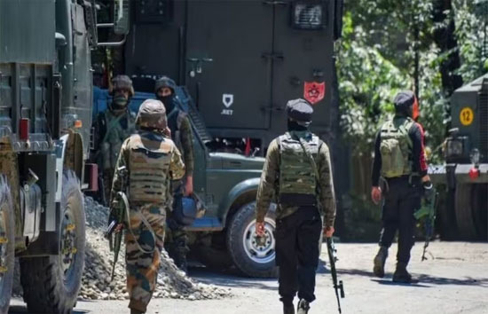 जम्मू-कश्मीर : कुलगाम में मुठभेड़ में लश्कर-ए-तैयबा और TRF के 5 आतंकी ढेर, सेना का सर्च ऑपरेशन जारी 