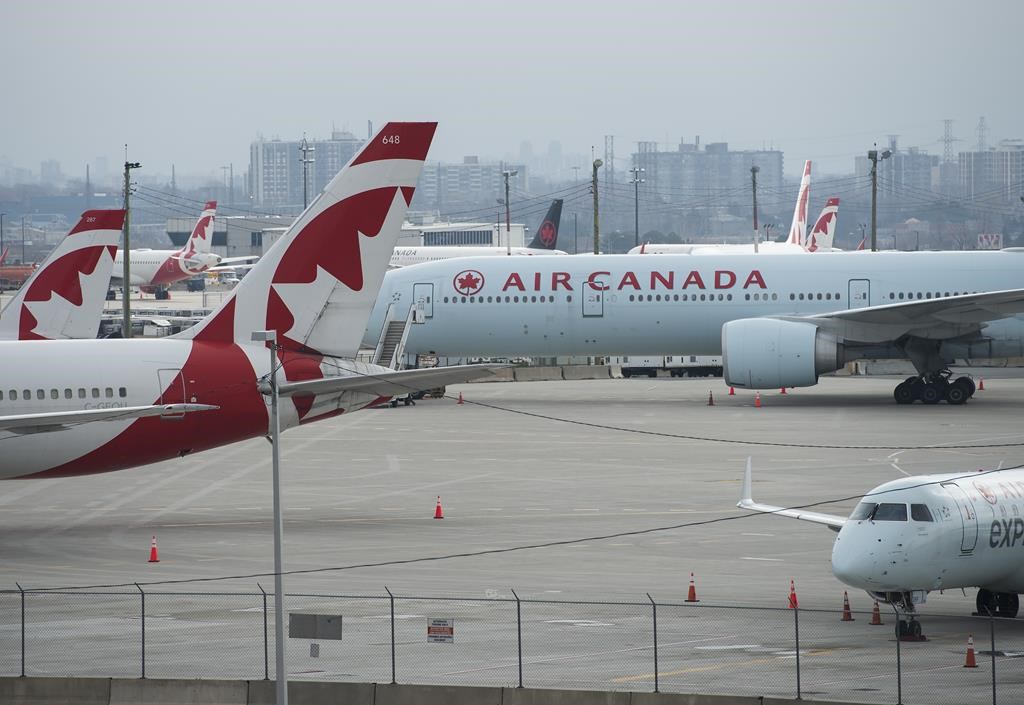 दिल्ली से टोरंटो जाने वाली एयर कनाडा की फ्लाइट में बम की धमकी, मची अफरातफरी