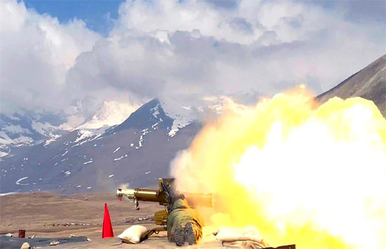 चीन बॉर्डर पर गरजी भारतीय मिसाइल, भागते टैंक को बनाया निशाना, दहशत में पड़ोसी देश 