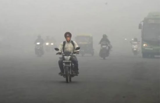 धुआं-धुआं हुई दिल्ली, सांस लेना हुआ मुश्किल, कई जगह AQI 450 पार, अभी और बिगड़ सकते हैं हालात