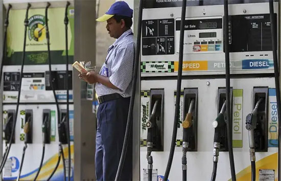 Petrol Diesel Prices Today : उत्तर प्रदेश समेत कई राज्यों में पेट्रोल-डीजल हुआ महंगा, यहां गिरी कीमतें 