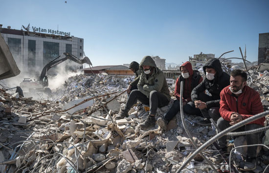 तुर्किये में भूकंप से जान गंवाने वालों के परिजनों को शव के अंतिम संस्कार का इंतजार