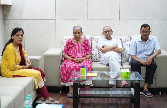स्वाति मालीवाल केस : केजरीवाल ने पोस्ट की तस्वीर, कहा-'माता-पिता और पत्नी के साथ कर रहा हूं दिल्ली पुलिस का इंतजार