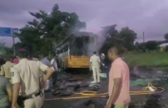 महाराष्ट्र : नासिक में बस में लगी आग, 12 लोग जिंदा जले, मौके पर नहीं पहुंची एंबुलेंस