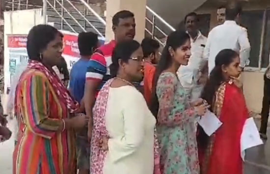 तेलंगाना विधानसभा चुनाव : सभी 119 सीटों लिए वोटिंग जारी, बूथों पर लोगों लंबी कतारें 