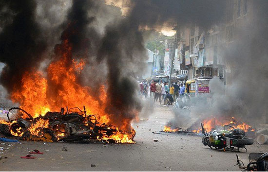 पश्चिम बंगाल : 24 परगना में काउंटिंग के बाद रात भर हुई हुई हिंसा, एक की मौत, SP को लगी गोली