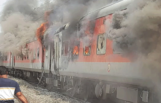 अग्निपथ की आग में झुलसा बिहार, कई जिलों कई जिलों में ट्रेनें फूंकी, 5 स्टेशन बंद