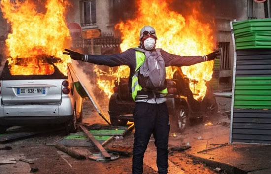 फ्रांस : ट्रैफिक नियम तोड़ने पर पुलिस ने किशोर को मारी गोली, मौत, देशभर में भड़की हिंसा 