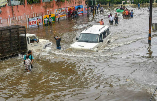 दिल्ली में बाढ़ से आफत, आईटीओ-राजघाट हुआ पानी-पानी, मुख्यमंत्री केजरीवाल ने मांगी सेना की मदद