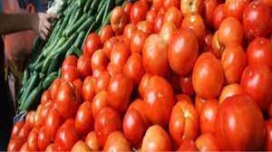 टमाटर महंगाई: सब्जी विक्रेता को पुलिस ने उठाया