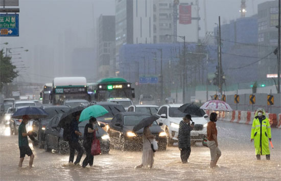 दक्षिण कोरिया में बारिश का कहर, 31 लोगों की मौत, 10 लापता 