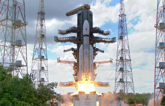 चंद्रयान-3 सफलतापूर्वक लांच, 50 दिन बाद चंद्रमा के दक्षिणी ध्रुव के पास करेगा लैंड