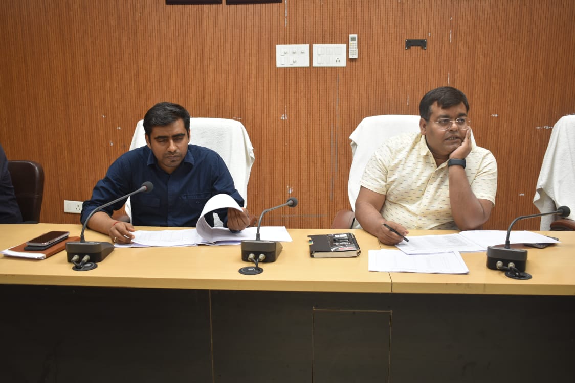 सिद्धार्थनगर में जिला स्तरीय पोषण समिति की बैठक को संबोधित करते डीएम संजीव रंजन