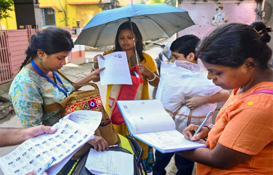 EC का बड़ा फैसला: वोटर लिस्ट से बाहर हुए 13 करोड़ लोगों को मिलेगा नया मौका, शुरू हुआ विशेष डोर-टू-डोर कैंपेन