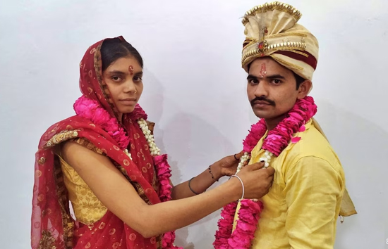 यूपी : बरेली में मुस्लिम युवती ने अपनाया सनातन धर्म, राजेश से शादी कर निशा से बनी राधिका 