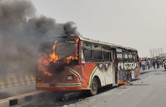 फिरोजाबाद : धू-धू कर जली यूपी परिवहन निगम की बस, बाल-बाल बचे यात्री  