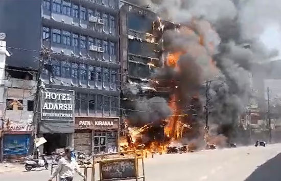 पटना में होटल में लगी भीषण आग, 6 लोगों की मौत, 45 लोगों की जान बचाई