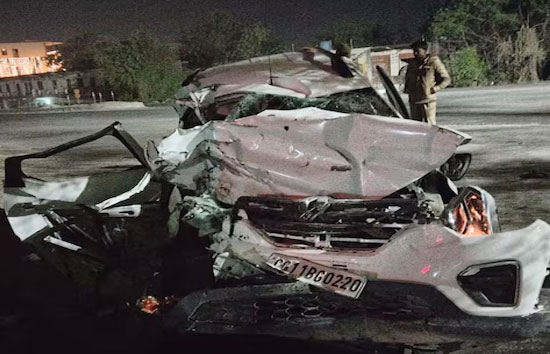 यूपी : जौनपुर में कार और ट्रक में भीषण टक्कर, एक परिवार के 6 लोगों की मौत 