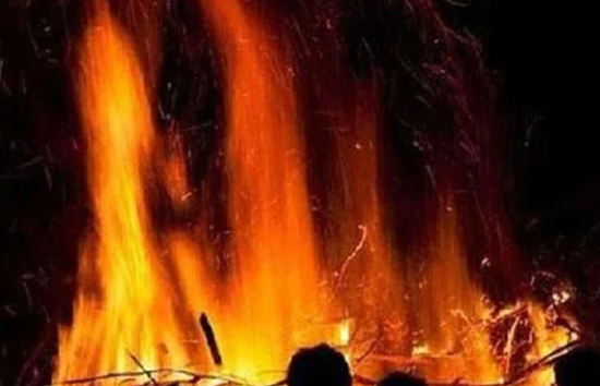 महाराष्ट्र : श्मशान घाट में जलती चिता पर डाला पेट्रोल, हुआ धमाका, 11 लोग झुलसे