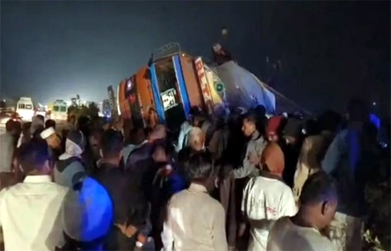 महाराष्ट्र : पुणे में पिकअप वैन और ऑटो रिक्शा की भीषण टक्कर, 8 लोगों की मौत