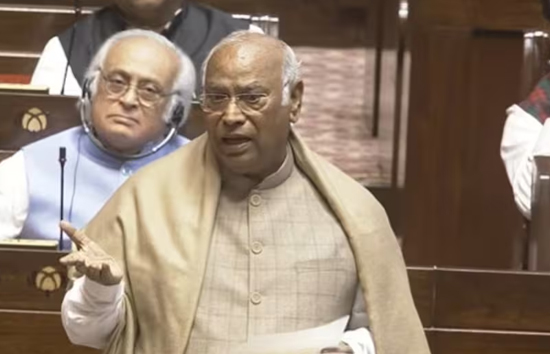 पूर्व पीएम देवेगौड़ा पर खड़गे  चुटकी, कहा-प्रेम हमसे किया और शादी मोदी साहब से