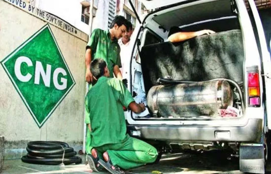 एक और झटका, CNG के बढ़े दाम, सोना, दूध भी हुआ महंगा, देखें नया रेट 