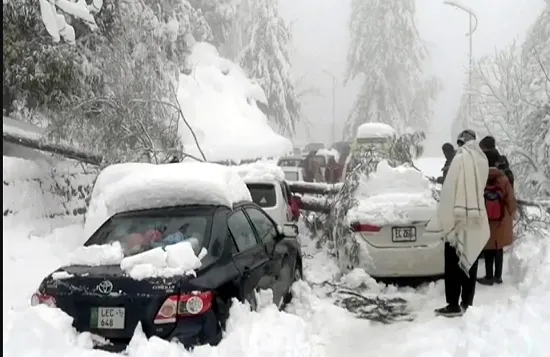 पाकिस्तान : जबरदस्त बर्फबारी में फंसने के कारण 21 लोगों की मौत