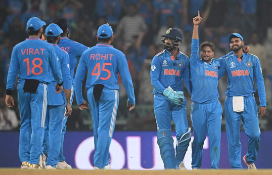 भारत ने इंग्लैंड को हराकर लगाया जीत का 'सिक्सर', सेमीफाइनल में बनाई जगह