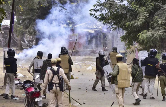 असम : वेस्ट कार्बी आंगलोंग में भड़की हिंसा, पुलिस पर पत्थर और देसी बम से हमला