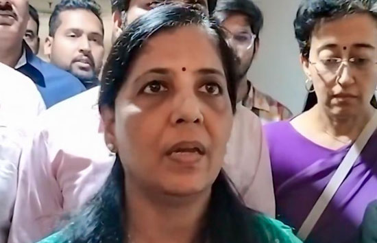 सीएम केजरीवाल की गिरफ्तारी के बाद पत्नी की आई प्रतिक्रिया, कहा-जनता है सब जानती है 
