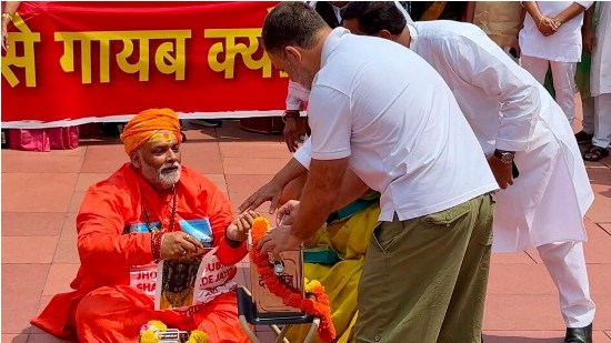 संसद के मकर द्वार पर 'गेरुआ स्वांग': पप्पू यादव के खिलाफ FIR दर्ज, संत समाज का फूटा गुस्सा