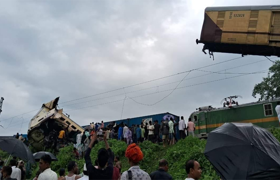 बंगाल में बड़ा ट्रेन हादसा, मालगाड़ी ने कंचनजंगा एक्सप्रेस में पीछे मारी टक्कर, 5 की मौत, कई डिब्बे पटरी से उतरे, देखें तस्वीरें 
