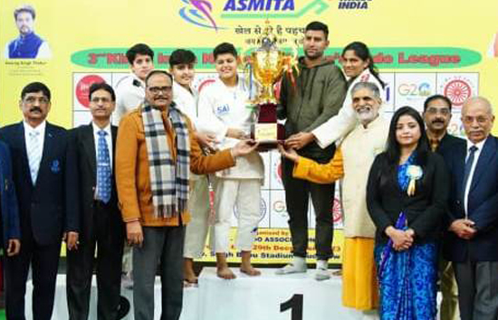 तीसरी खेलों इण्डिया वुमेन्स जूडो लीग का समापन, ब्रजेश पाठक ने दी विजेता टीम को ट्रॉफी