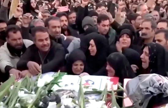 ईरान की सड़कों पर ताबूत ही ताबूत, प्रदर्शनों में जान गंवाने वालों के अंतिम यात्रा का दिल दहला देने वाला मंजर 