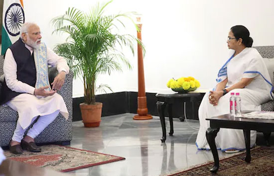 पश्चिम बंगाल : राज्य के दो दिवसीय दौरे पर पहुंचे पीएम मोदी से ममता बनर्जी ने की मुलाकात