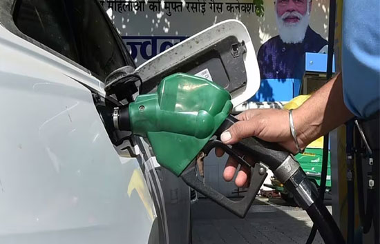 Petrol Diesel Price Today : उत्तर प्रदेश और राजस्थान में बढ़े पेट्रोल-डीजल के दाम, पंजाब में हुआ सस्ता 