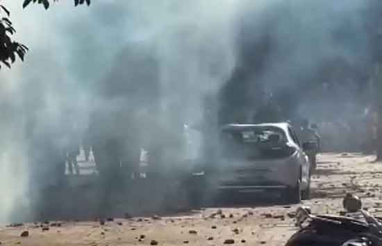 नोएडा में कर्मचारियों ने प्रशासन का प्रस्ताव ठुकराया, गाड़ियों को किया आग के हवाले 