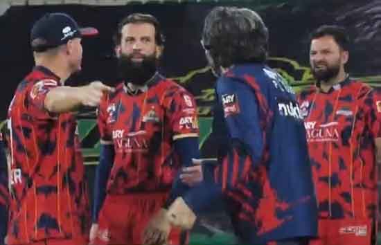 PSL में भिड़े दो दिग्गज खिलाड़ी! हाथों के इशारे से पता चलताहै कि ये सामान्य बातचीत नहीं