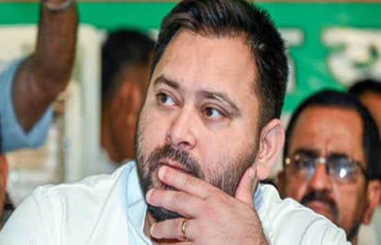 आरक्षण को लेकर सरकार और विपक्ष के बीच आगे निकलने की होड़ 