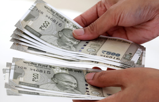 न कोई ब्याज, न गारंटी ... गरीब मौर मध्यम वर्ग के लोगों को सरकार दे रही 5 लाख तक का लोन, 8वीं पास वाले भी ले सकते हैं लाभ