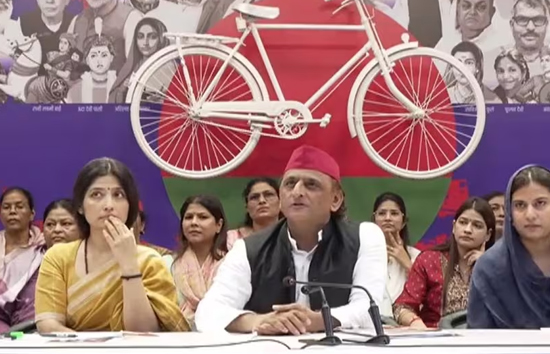 मिशन 2027: यूपी की महिलाओं के लिए अखिलेश का बड़ा दांव, 'स्त्री सम्मान समृद्धि योजना' में हर साल मिलेंगे ₹40,000