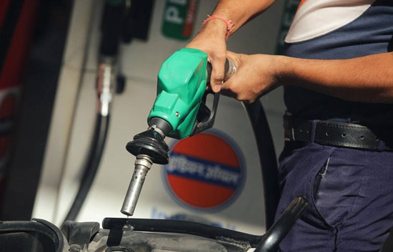 Petrol Diesel Prices Today : कच्चे तेल की कीमतों में बढ़ोत्तरी का सिलसिला जारी, कीमत 94 डॉलर पार, देखें पेट्रोल-डीजल की लेटेस्ट कीमतें 